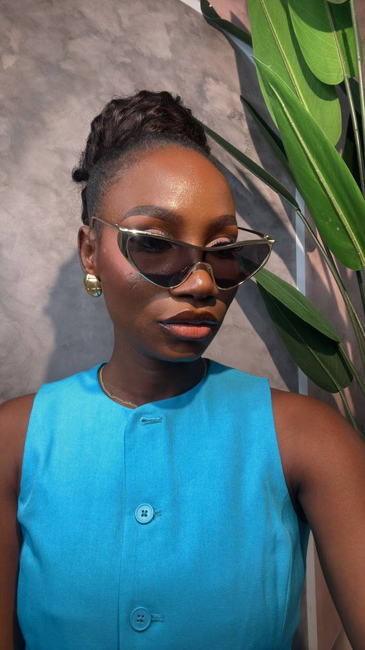 Woman wearing sunglasses 